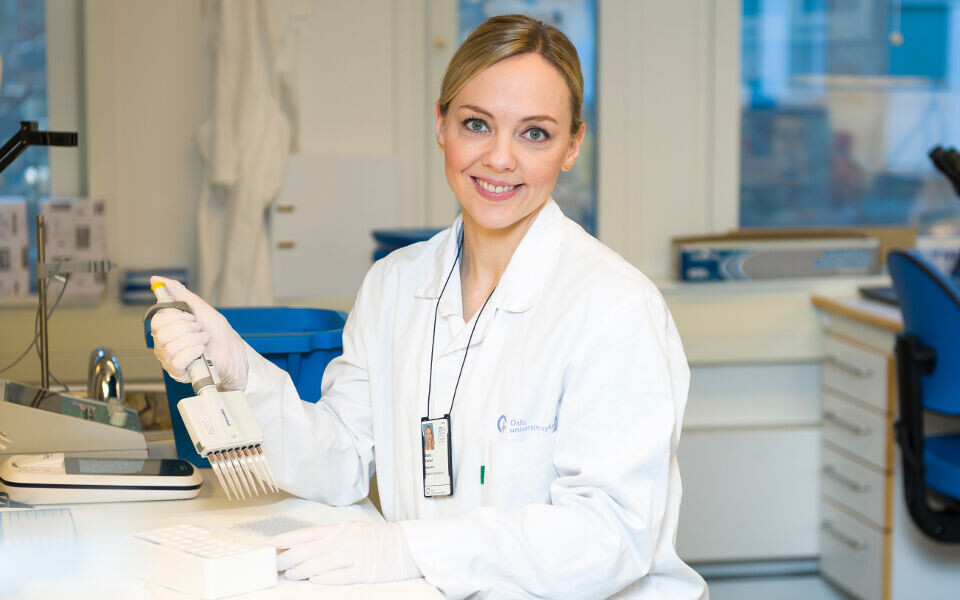 - Å være forsker er et kontinuerlig jag etter penger og man bruker mye tid på å skrive søknader, sier Beate Vestad – her ved laboratoriebenken. Foto: Ine Eriksen, UiO