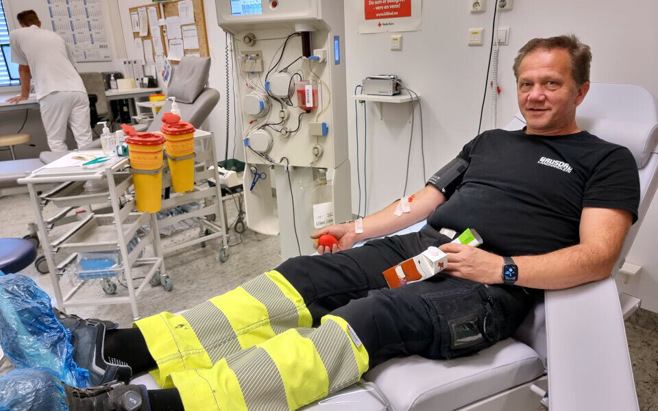 Cato Bjørnhaug er en av Sykehuset Innlandets faste plasmagivere. Et forskningsprosjekt i regi av sykehuset kan komme til å konkludere med at givere som han ikke bør tappes så ofte som reglene i dag tillater. Foto: Sykehuset Innlandet