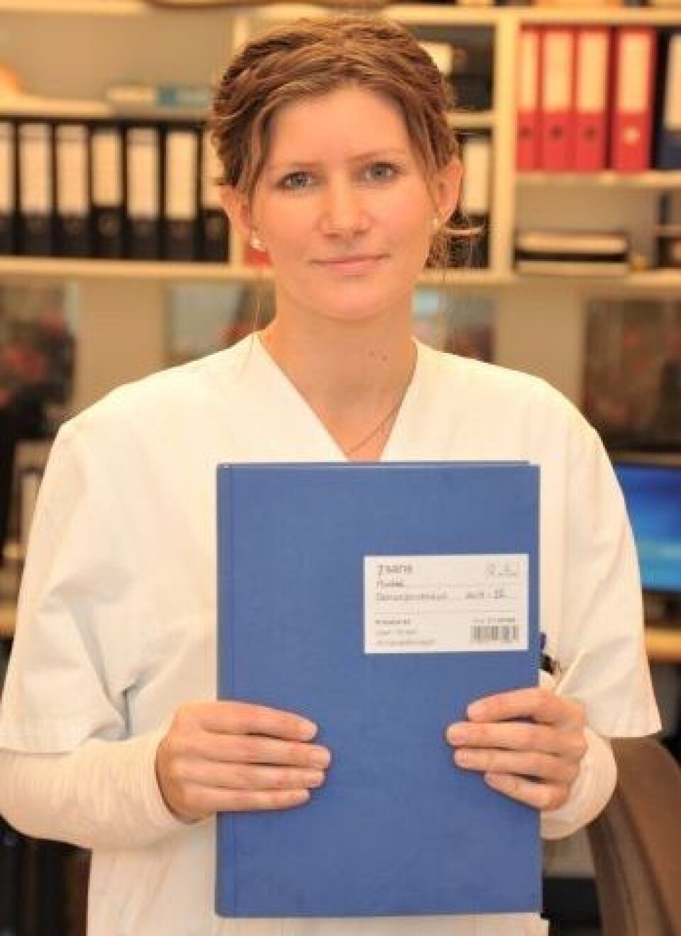 I hyllene hos Seksjon for transplantasjonsimmunologi står en rekke slike blå bøker som den Makenna Kvinge Birkenes holder. Alt arbeidet med avdøde donorer blir dokumentert der. Foto: Svein A. Liljebakk I hyllene hos Seksjon for transplantasjonsimmunologi står en rekke slike blå bøker som den Makenna Kvinge Birkenes holder. Alt arbeidet med avdøde donorer blir dokumentert der. Foto: Svein A. Liljebakk