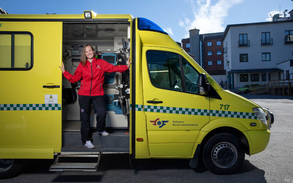 Henriette Solberg Jægers mål er å identifisere biomarkører som har samme diagnostiske nøyaktighet som CT-skanneren. Akkurat nå forsker hun på mikroRNA. Her foran Norges eneste slagambulanse.Foto: Thomas T. Kleiven