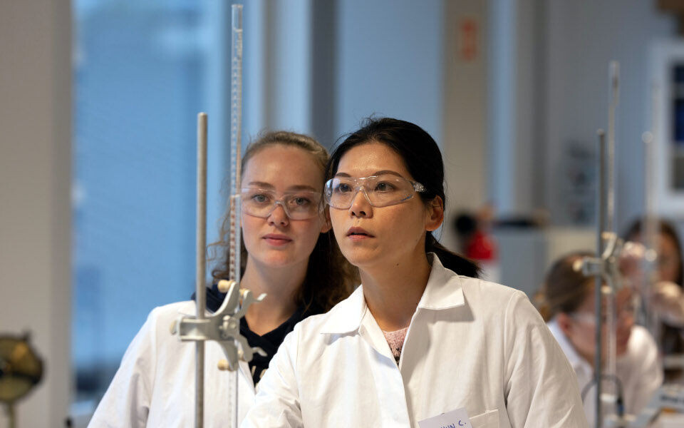 Antall søkere til bioingeniørutdanning øker igjen. Bildet viser studenter ved Høgskulen på Vestlandet. Illustrasjonsfoto: Kristin Risa