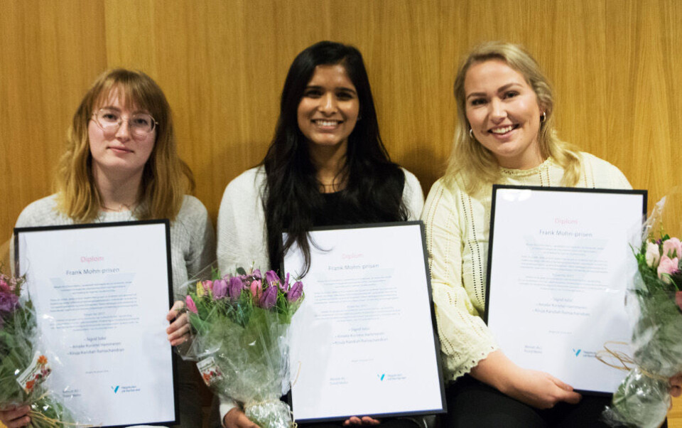 Prisvinnerne (fra venstre) Sigrid Isdal, Kiruja Kandiah Ramachandran og Amalie Korsmo fikk heder, ros og 25 000 kroner. Foto: Janne F. Lønne