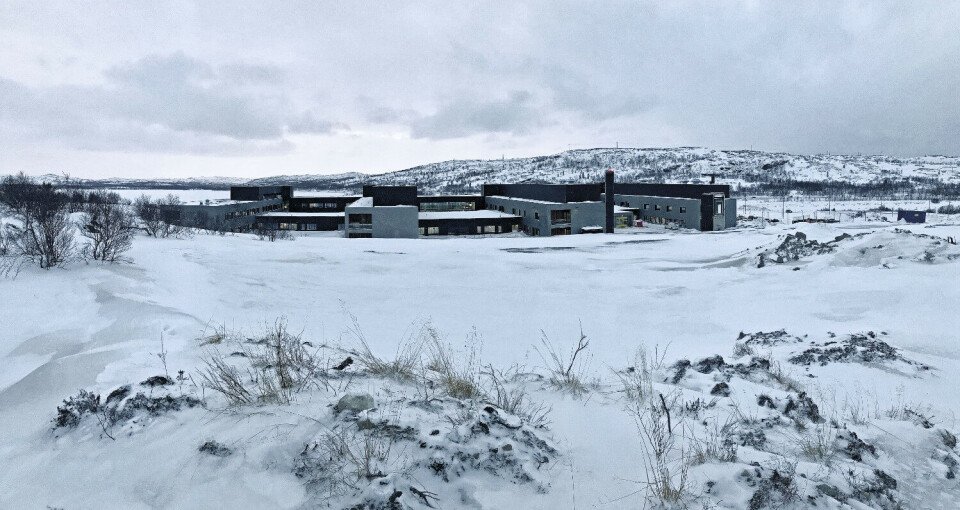 I ETT MED NATUREN: De lave, grå sykehusbygningene glir uanstrengt inn i terrenget ved Andrevann, som ligger bare noen minutters kjøretur fra Kirkenes sentrum. Vannet er for øvrig energikilde for sykehuset, som er bygd som såkalt passivhus. Et passivhus skal greie seg med omtrent en fjerdedel av energien en tradisjonell bygning krever. Alle foto: Svein A. Liljebakk