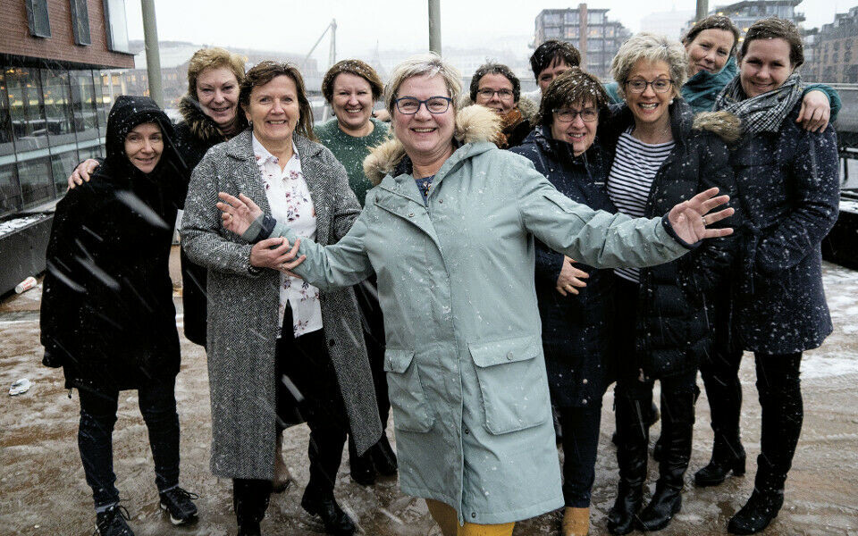 Wenche Irene Grøtan (foran) har vært på mange januarseminarer i Trondheim i skiftende vær. Denne gangen ble det kuling og sludd. Foto: Grete Hansen