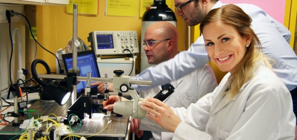 Bioingeniør Tine Almås Hunt (foran) gikk rett fra bachelorstudier ved Høgskolen i Sør-Trøndelag til jobben hos firmaet som utvikler en sensor for kontinuerlig blodsukkermåling hos intensivpasienter. Foto: Idun Haugan/NTNU