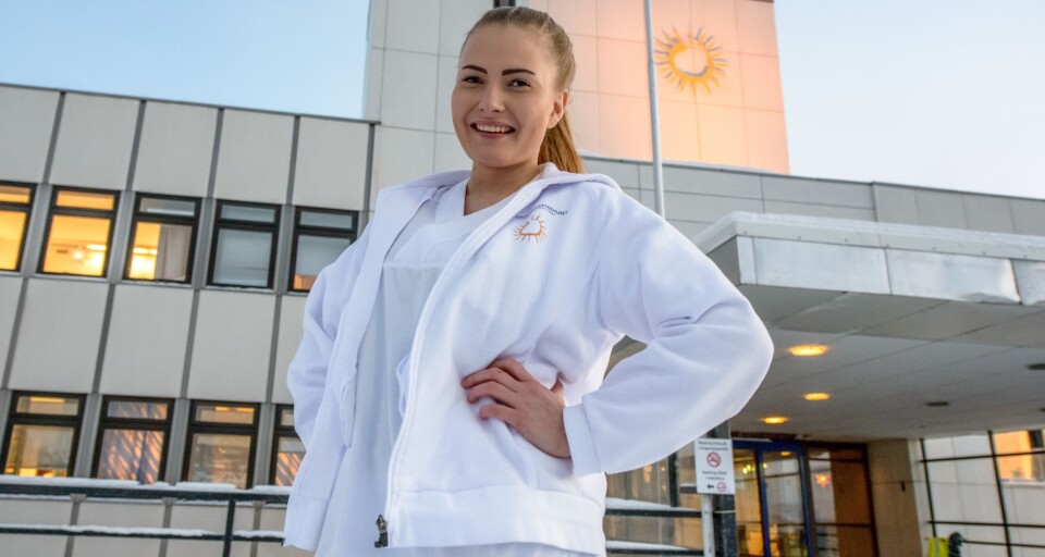 Miriam Richardsen ser for seg å etablere seg i Kirkenes etter at hun er ferdig med studier. Kanskje velger laboratorieassistenten å utdanne seg til bioingeniør. Foto: Yngve Grønvik, Sør-Varanger Avis