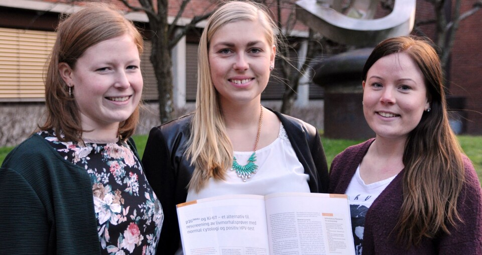 Hyggelig at arbeidet med artikkelen blir belønnet med en pris, synes de tre hovedforfatterne, som ikke er fremmede for tanken på å publisere igjen ved en senere anledning. Fra venstre: Marte Halstadtrø, Randi B. Dannemark og Ann-Kristin Kolås Granberg. Foto: Svein Arild Nesje-Sletteng