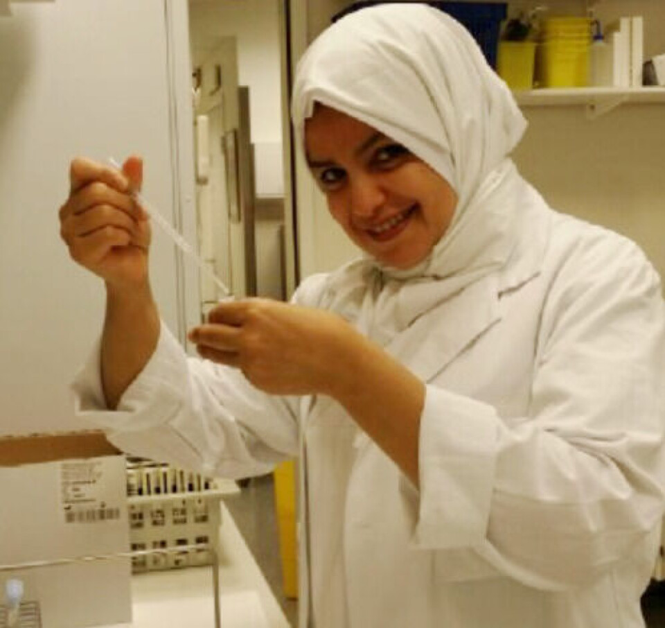 Hakima Mabrour har bare noen måneder igjen av bioingeniørutdanningen. Nå er hun bekymret for at hun ikke skal få fullføre. Foto: Privat Hakima Mabrour