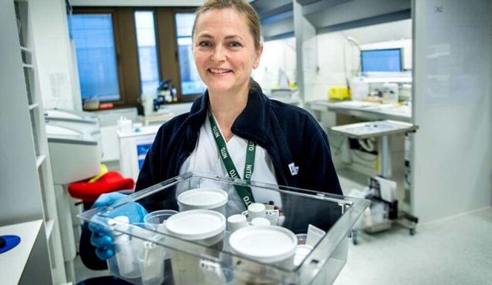 Wenche Kjellesvik forteller at Histologiseksjonen er mer oppmerksom på kjemikaliehåndteringen nå, etter at sykehuset ble grønt. Foto: Svein Lunde, Helse Stavanger.