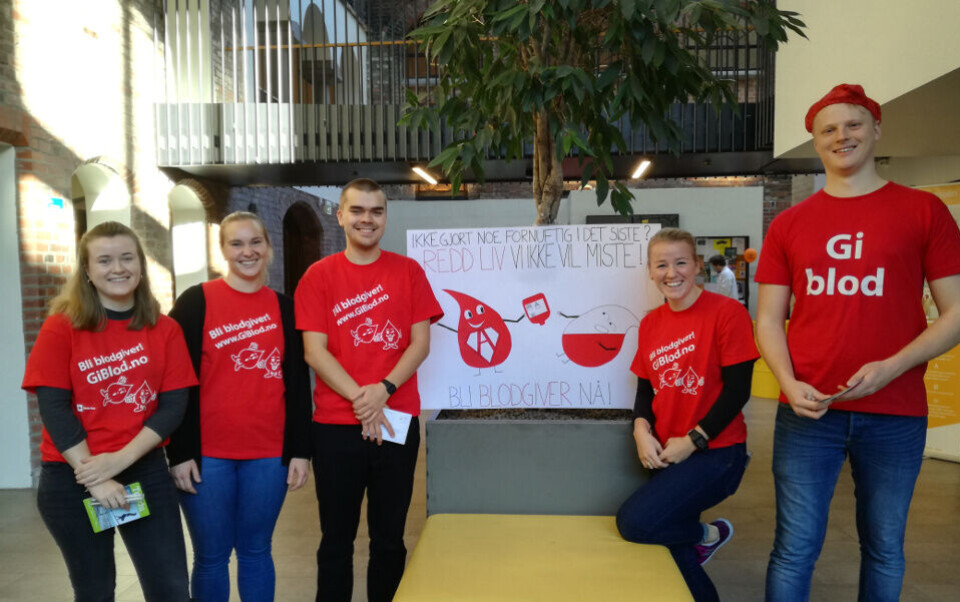 Blide studenter som verver blodgivere. Fra venstre: Thea, Kjersti, Jon Nicolas, Maren Louise og Kristian. Foto: Vivi Volden