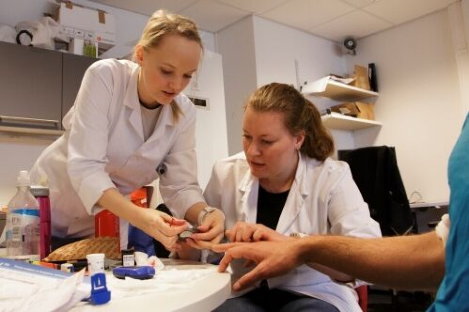 Bioingeniørstudentene Christine Morken (t.v.) og Emilie Strandenes samarbeidet med en idrettsstudent i et tverrfaglig bachelorprosjekt. Foto: Marianne Mathiesen, HiB. Bioingeniørstudentene Christine Morken (t.v.) og Emilie Strandenes.