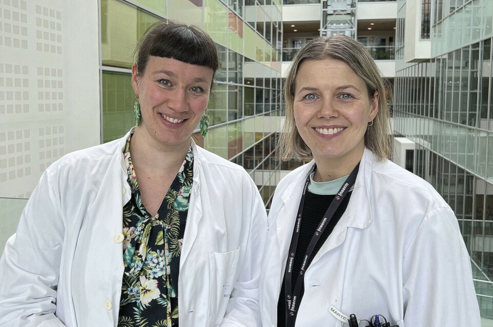 Helene Bustad Johannessen og Marte Høvik Hammersland forsker for at pasienter med sykdommen AIP skal få bedre behandling. Foto: Åshild Rostad Enes