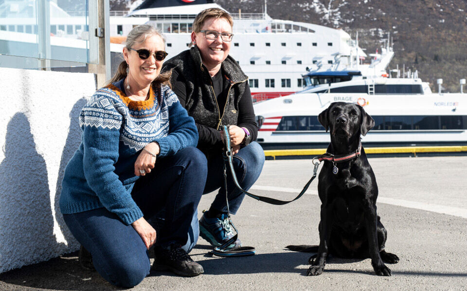 Forsker Merethe Kumle, hundetrener Anne Marit Hagen og labradoren Mette, som er én av to bakteriehunder som er under opplæring. Foto: Annette Larsen