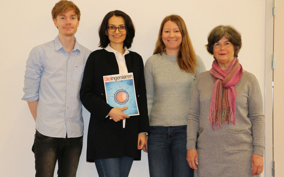 Glade prisvinnere - med vinnerartikkelen. Fra venstre; Herman S.E. Evensen, Oliwia Witczak, Jorunn M. Andersen og Trine B. Haugen. Foto: Privat