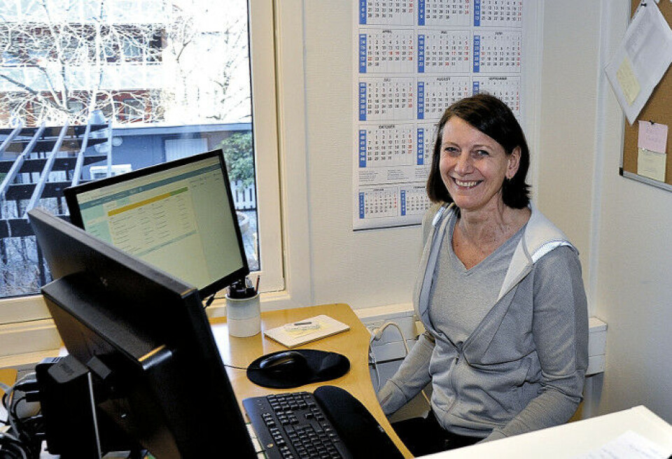 FØLGER MED: Hjelpepleier Heidi Børresen har ansvar for medisinsk avstandsoppfølging av pasienter i bydel Grünerløkka. På skjermene foran seg kan hun følge med på målinger som pasientene tar på egen hånd hjemme hos seg selv. Datasystemet sier fra dersom målingene avviker fra normalverdiene. Lyser det gult, er det grunn til en ekstra sjekk. Lyser det rødt, kan det være fare på ferde.