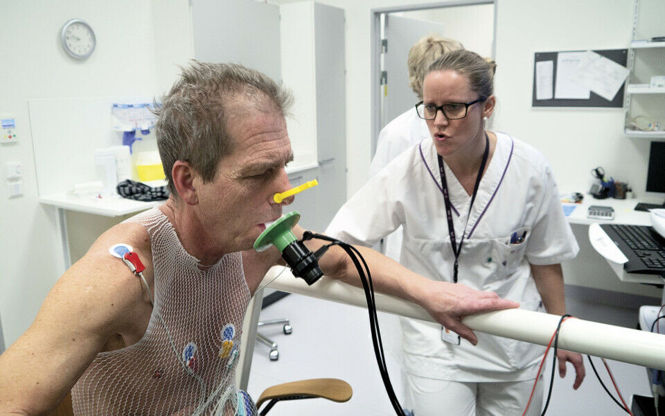 Jan-Erik Særvold gjennomfører 0-pusteprøven før tredemølletesten - sittende. Christine Gudim Karlsen oppmuntrer. Foto: Grete Hanse