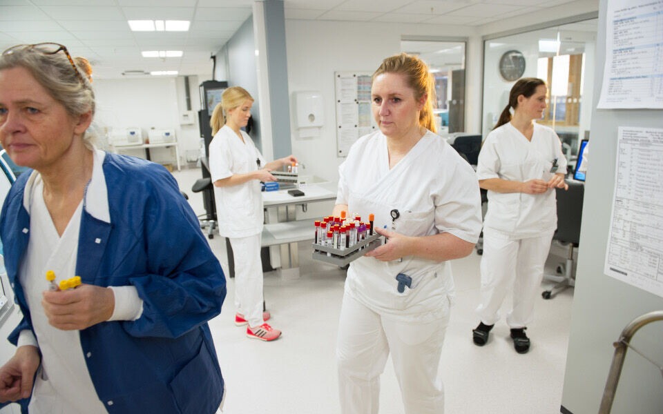Hva vil det si at det er for få bioingeniører på jobb? Når det blir FOR mange oppgaver? FOR mange baller i luften? Når du ikke har rukket å spise i løpet av hele vakten? Ja, da kan det rett og slett glippe selv for den mest dedikerte bioingeniør, skriver Gro Gundersen. Ill.foto: Tomas Moss