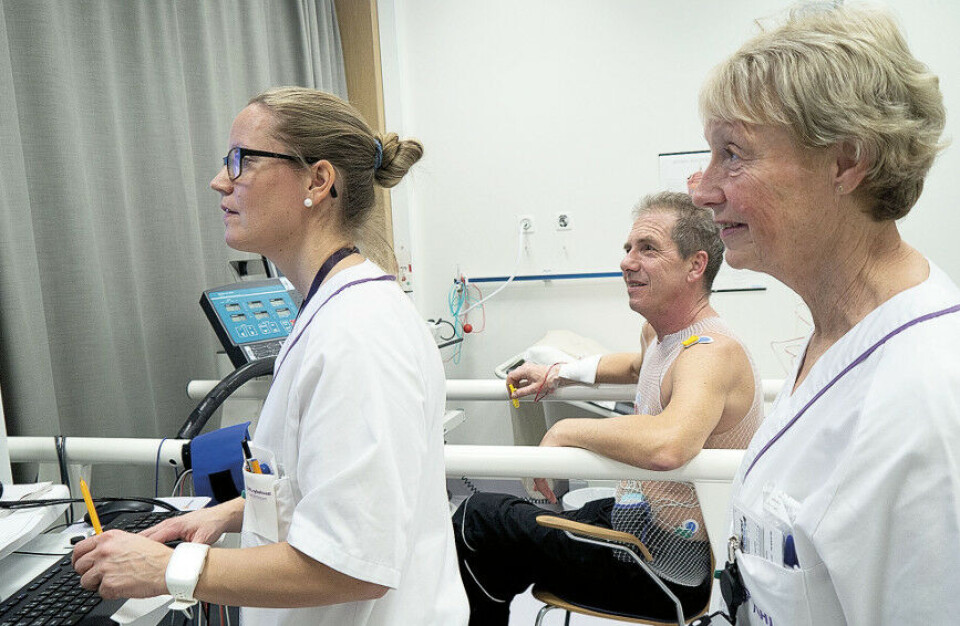 Resultatet av pusteprøven før start åpenbarer seg på skjermen. Jan-Erik Særvold er fornøyd. Det er også lege Anne Norlund (til høyre) og Christine Gudim Karlsen. Foto: Grete Hansen