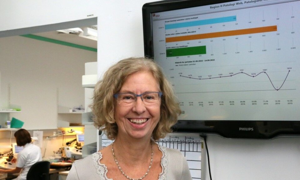 Sjefsbioanalytiker Hanne Brunshøj Bjørn ved patologiavdelingen, Herlev Hospital i Danmark, foran den elektroniske tavlen som viser aktiviteten på laboratoriet. – Det var mange som ikke likte produksjonskravene i begynnelsen, men nå tror jeg de fleste bioingeniørene er vant til det, sier hun. (Foto: Jens-Peter Wehlitz, Herlev og Gentofte Hospital) Sjefsbioanalytiker Hanne Brunshøj Bjørn ved patologiavdelingen, Herlev Hospital i Danmark, foran den elektroniske tavlen som viser aktiviteten på laboratoriet. – Det var mange som ikke likte produksjonskravene i begynnelsen, men nå tror jeg de fleste bioingeniørene er vant til det, sier hun. (Foto: Jens-Peter Wehlitz, Herlev og Gentofte Hospital)