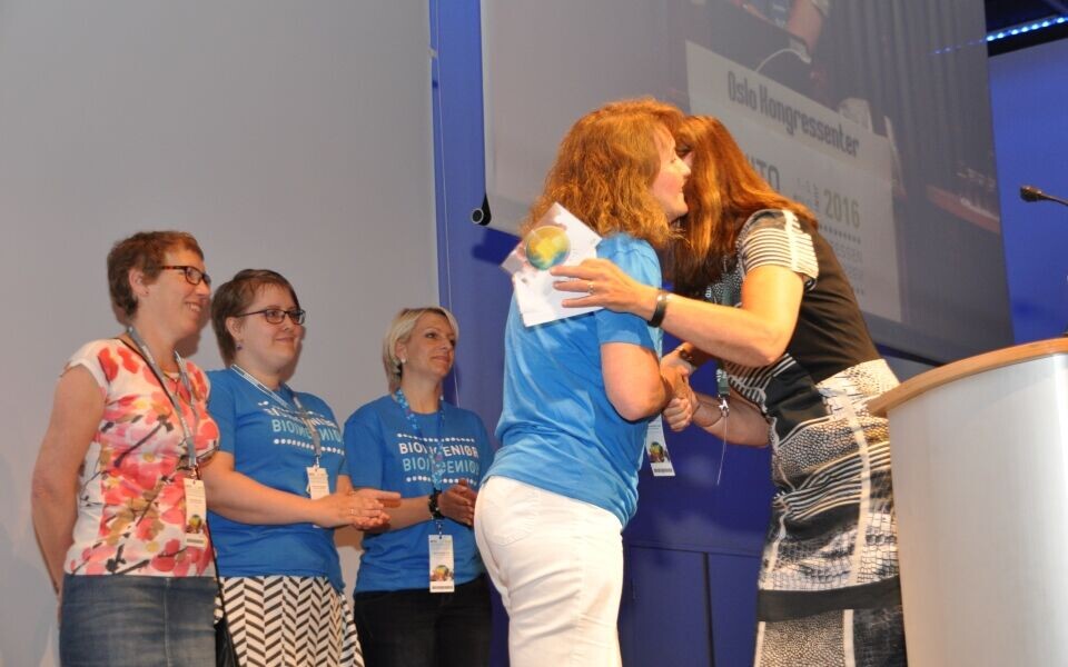 Fagstyreleder Rita von der Fehr gratulerer Marit Sylte og kollegene med prisen for godt utviklingsprosjekt. Foto: Svein Arild Nesje-Sletteng