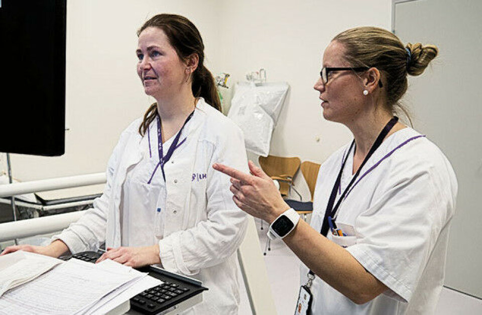 Etter testen er det papirarbeid og rapportskriving. Christine Gudim Karlsen diskuterer detaljer med kollega (og bioingeniør) Liv Karin Vesteng. Foto: Grete Hansen