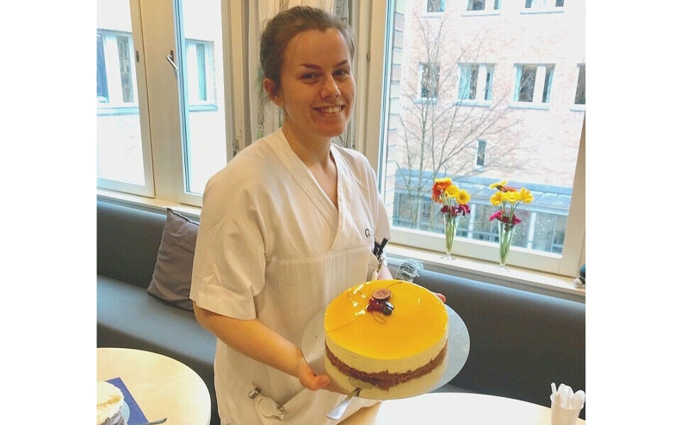 Cathrine Pfarl og kollegene ved MBK Rikshospitalet fikk årets første kryssordkake. Foto: Privat
