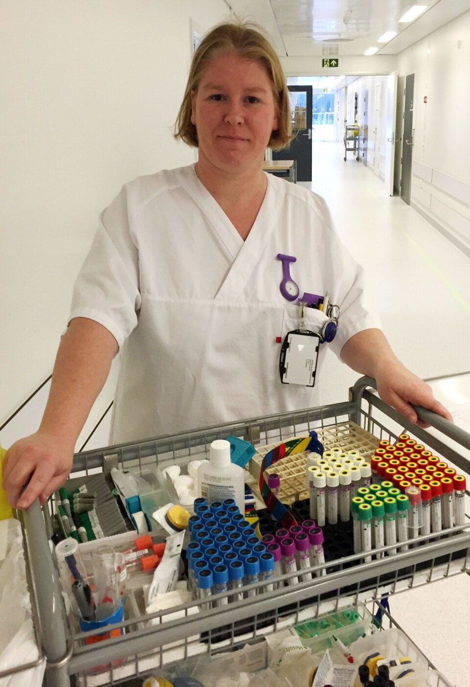 Det blir mye gåing i lange hvite korridorer for de bioingeniørene som fremdeles tar blodprøver. Cecilie Pettersen er en av bioingeniørene som lærer opp sykepleiere i blodprøvetaking. Det blir mye gåing i lange hvite korridorer for de bioingeniørene som fremdeles tar blodprøver. Cecilie Pettersen er en av bioingeniørene som lærer opp sykepleiere i blodprøvetaking.