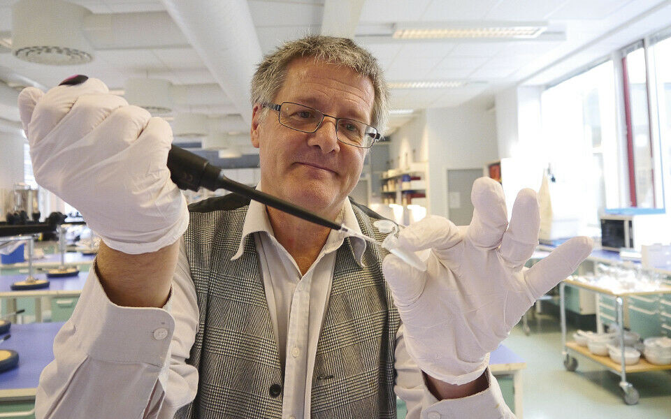 Colin Charnock bruker enkle midler og metoder i antibiotikaforskningen. FOTO: Grete Hansen