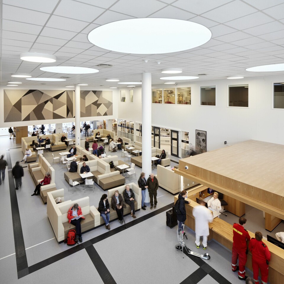 Inngangshallen i Østfolds nye sykehus. Foto: Arkitema Architect Inngangshallen i Østfolds nye sykehus. Foto: Arkitema Architect