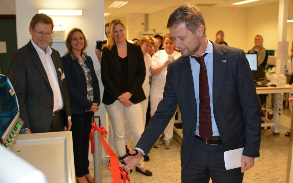 Helautomatisering på Bærum sykehus – Bent Høie klippet snoren. Foto: Vestre Viken