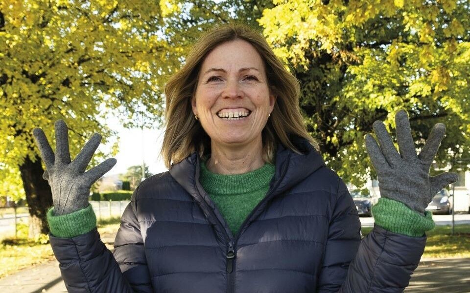 Hilde Kristin Teien (49) er sjefsforsker ved Forsvarets Forskningsinstitutt, og har en hang til å komme med gode råd om hvordan man skal kle seg når kulda setter inn. - Vi jobber med alt som er relatert til menneskelig yteevne i kalde omgivelser. Det vil si ernæring, fysisk kapasitet, restitusjon, overlevelsesutstyr, bekledning, fingerferdighet, seleksjon og kjønnsforskjeller, forteller hun. Foto: Heidi Strand