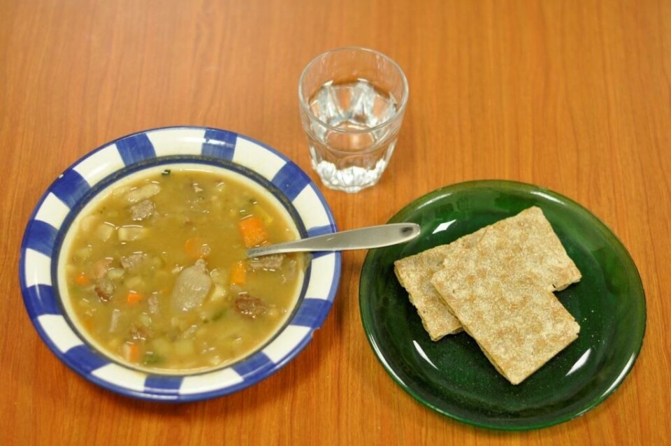 SUNN SUPPE: Fagbioingeniør Ellen Godal har med hjemmelaget suppe til middag på kveldsvakt. – Jeg har juksa litt, det er posesuppe. Men så har jeg plusset på med det jeg fant da jeg ryddet i kjøleskapet: Litt kjøtt, mye grønnsaker, sier Godal.