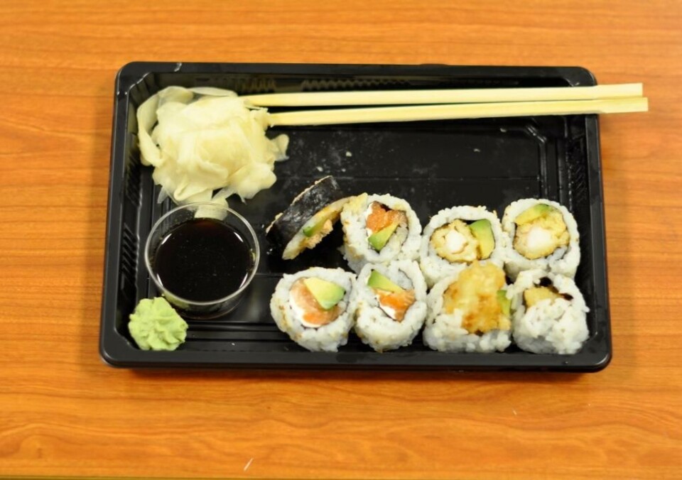 FANCY FISK: Fagbioingeniør May-Linn Sterud feirer fredag og lønningsdag med take away-sushi på jobb. Ikke hverdagskost, men heller ikke helt uvanlig. – Jeg er veldig glad i sushi. Ofte har jeg med salmalaks og avokado når jeg jobber kveld, forteller Sterud.