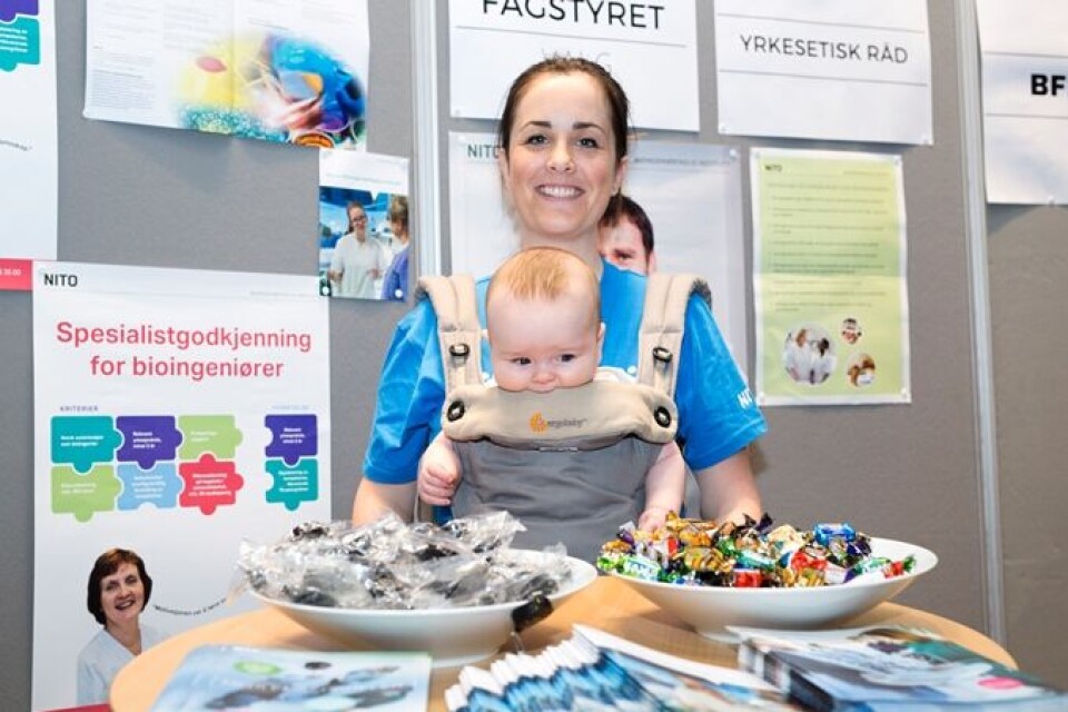 Fagstyremedlem Astrid Bell med kongressens yngste deltaker - Brynjar (4 mnd.) Foto: Annette Larsen