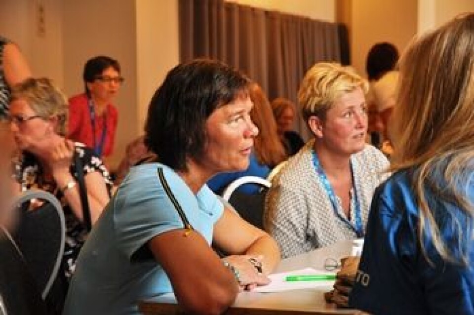 Aud Aaseng, bioingeniør i Sel kommune, og Lise Dragset (nærmest), foretakstillitsvalgt ved St. Olavs Hospital, på workshop om bioingeniører i primærhelsetjenesten.