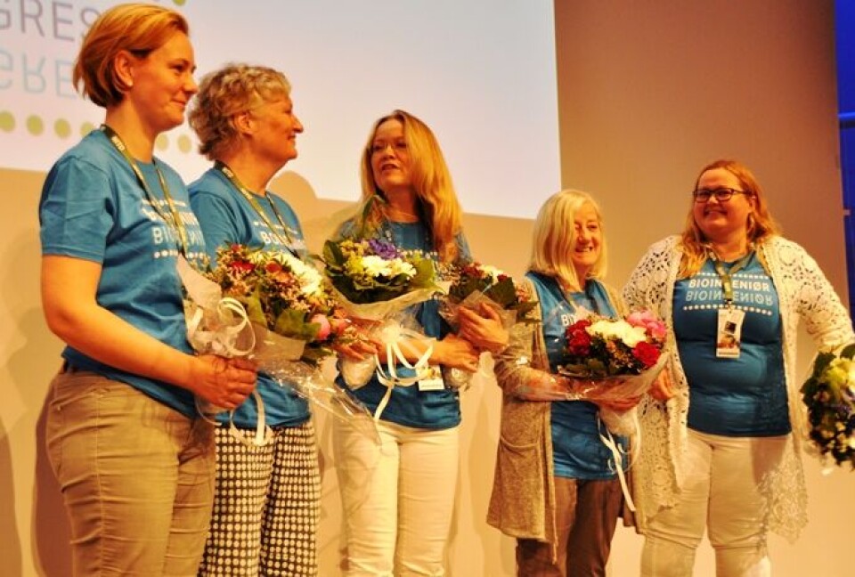 Bioingeniørfaglig institutts sekretariat legger ned en svært stor arbeidsinnsats i forbindelse med Bioingeniørkongressen. De fikk blomster som takk under avslutningen. Fra venstre: Vibeke Furuly, Eva Lisa Piiksi, instituttleder Lisa Husby Sande, Patricia Ann Melsom og Marie Nora Roald, som var prosjektleder for kongressen.