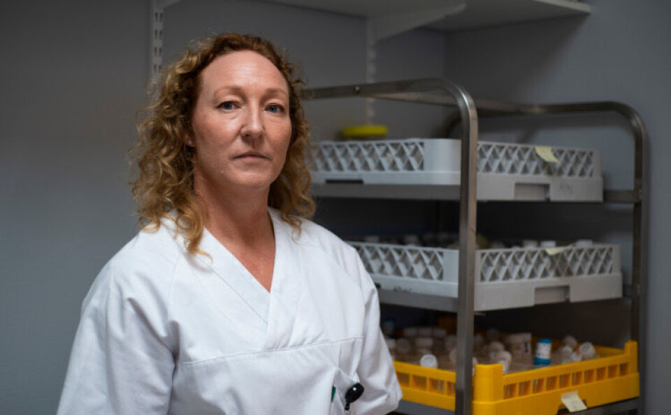 Seksjonsleder Marte Øverli har ikke plass til mer på histologilaboratoriet ved St. Olavs hospital i Trondheim. Foto: Lise Wulvik