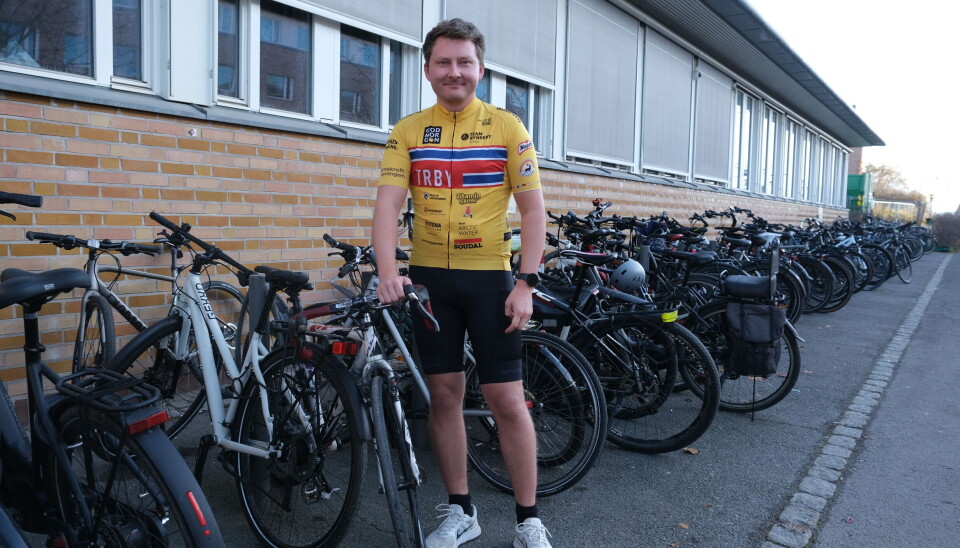 Øyvind Burchard Kvarberg skal sykle til Paris for en god sak. Øyvind Burchard Kvarberg i Team Rynkeby-sykkeldrakt foran mange sykler