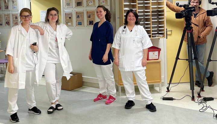 Ansatte ved UiT og Universitetssykehuset Nord-Norge spilte selv i de mange filmsnuttene som viser ulike situasjoner fra veiledning av studenter. Fra venstre: Lotte Andreassen (UiT), Maren Andrea Christiansen (UNN), Ann Iren Solli (UiT) og Silje Maria Richardsen (UNN). Filmteamet kom fra Ressurssenter for undervisning, læring og teknologi ved UiT. Innspilling av opplæringsfilm i veiledning på UiT, i regi av bioingeniørutdanningen.