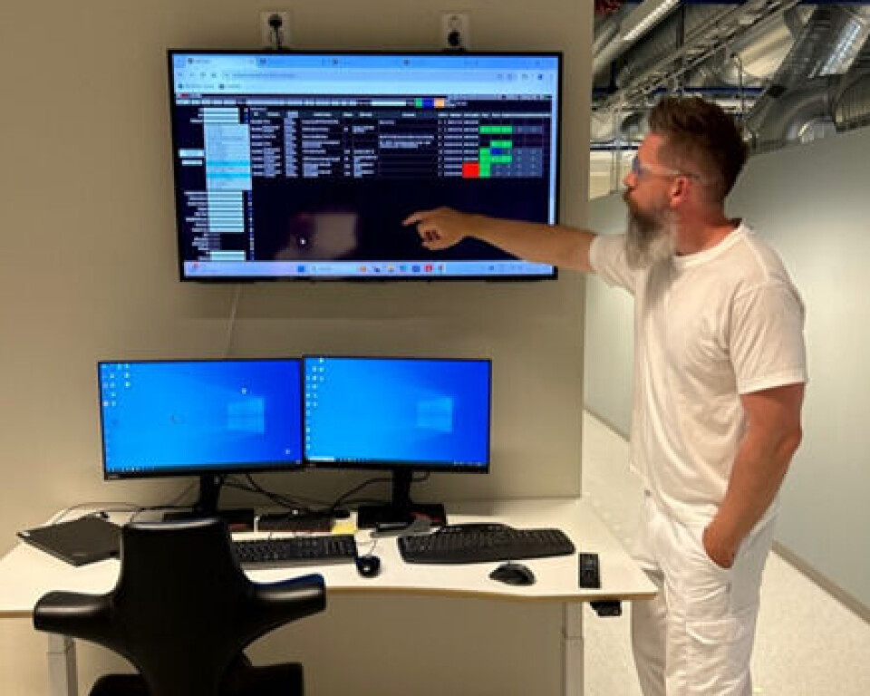 På jobb er André Ulriksen fortsatt kledd i hvitt, selv om han har byttet ut sykehuset med laboratoriet hos et energiteknologiselskap. André Ulriksen, bioingeniør, hovedstyremedlem i NITO, gitarist i Exeloume og laboratorieleder hos Resman.