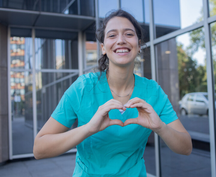 For å kunne bygge god psykologisk trygghet, må du starte med deg selv! Vis mer av deg selv, bidra mer, vær positiv og fremsnakk andre. Helsearbeider viser hjertetegn.
