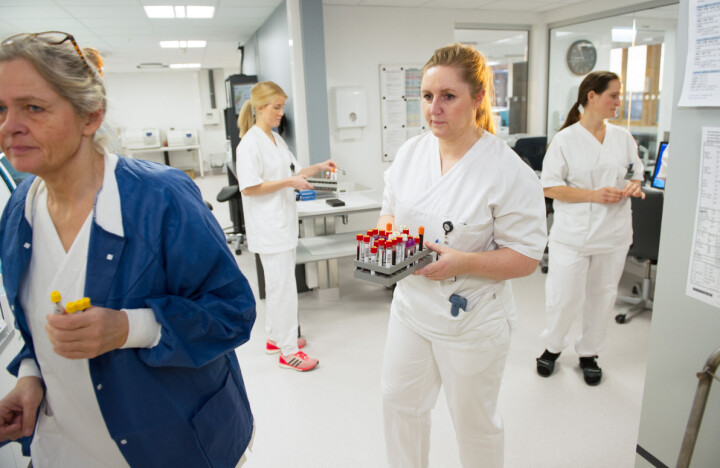 Mye manuell håndtering av prøver er en tidstyv. Mye manuell håndtering av prøver er en tidstyv. Illustrasjonsfoto: Tomas Moss