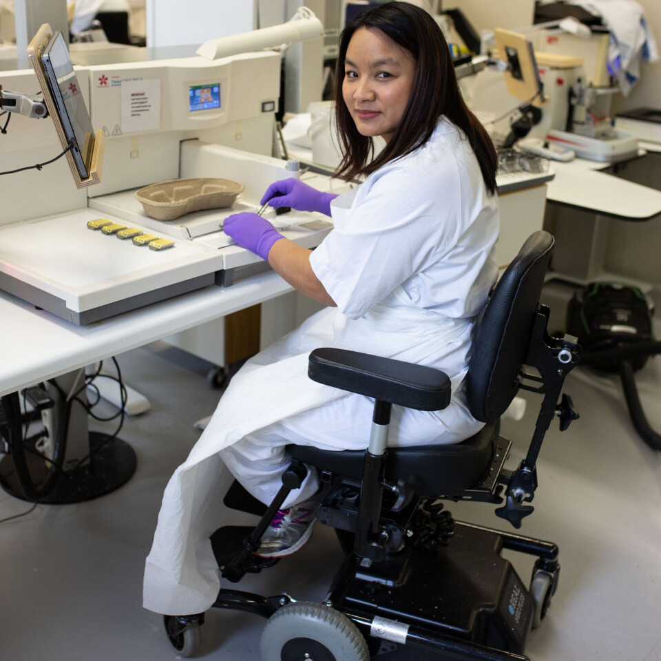 – Jobben er veldig verdifull for meg – uten den hadde jeg blitt deprimert, forteller Lian Cing Lek. Bioingeniøren fikk seg jobb på patologilaboratoriet på Haukeland universitetssjukehus, etter å ha hatt både praksis og sommerjobb der. Lian Cing Lek, bioingeniør