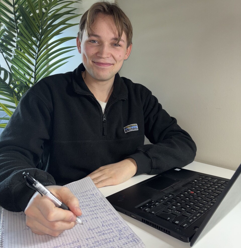 Student Endre Ouff Olsen er snart ferdig utdannet bioingeniør fra Universitetet i Agder. Gjennom studietiden har han kun kjøpt et fåtall pensumbøker. Han mener han har klart seg godt med forelesningsnotater og informasjon som er tilgjengelig på nett. Heldigital er han imidlertid ikke: Han sverger til håndskrevne notater. Da lærer han best. Endre Ouff Olsen
