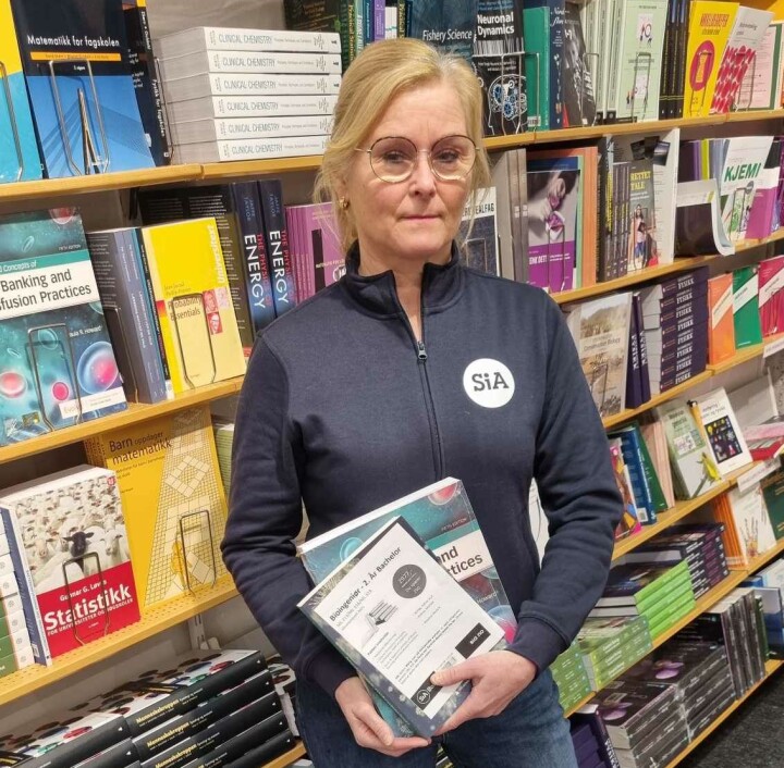 Åsa G. Aglen leder SiA Bok Kristiansand. De rapporterer om sterk nedgang i salg av pensumbøker.