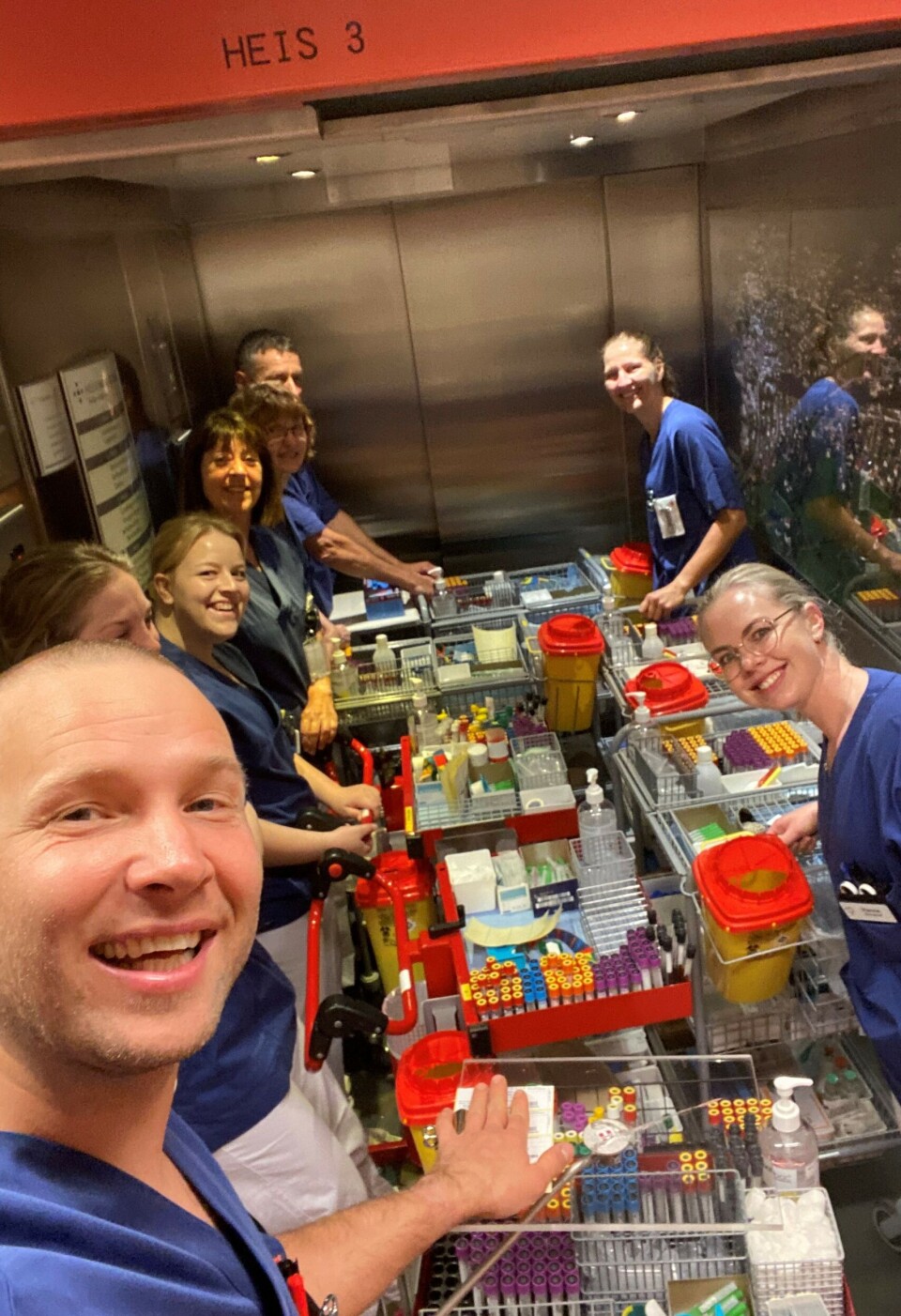 Litt humor i hverdagen bidrar til et godt arbeidsmiljø. Her tester gjengen på laben i Volda hvor mange bioingeniører og hvor mye utstyr det er plass til i en heis. De kaller det heis-tetris. Fra venstre: Aleksander Lid Berget, Stine Håkonsholm, Mariell Norevik Sande, Siv Otterdal, Karin Kringstad Bjørdal, Oddvar Fossheim, Monica Hovdenakk Engeset og Hanne Håskjold. Litt humor i hverdagen bidrar til et godt arbeidsmiljø. Her tester gjengen på laben i Volda hvor mange bioingeniører og hvor mye utstyr det er plass til i en heis. De kaller det heis-tetris. Fra venstre: Aleksander Lid Berget, Stine Håkonsholm, Mariell Norevik Sande, Siv Otterdal, Karin Kringstad Bjørdal, Oddvar Fossheim, Monica Hovdenakk Engeset og Hanne Håskjold. Foto: Aleksander Lid Berget