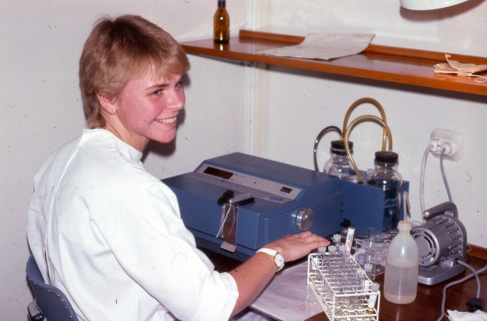 Marit Stykket måler blodsukker på Fysiokjemikerskolen på Buskerud sentralsykehus i 1979. Marit Stykket på jobb (1979)