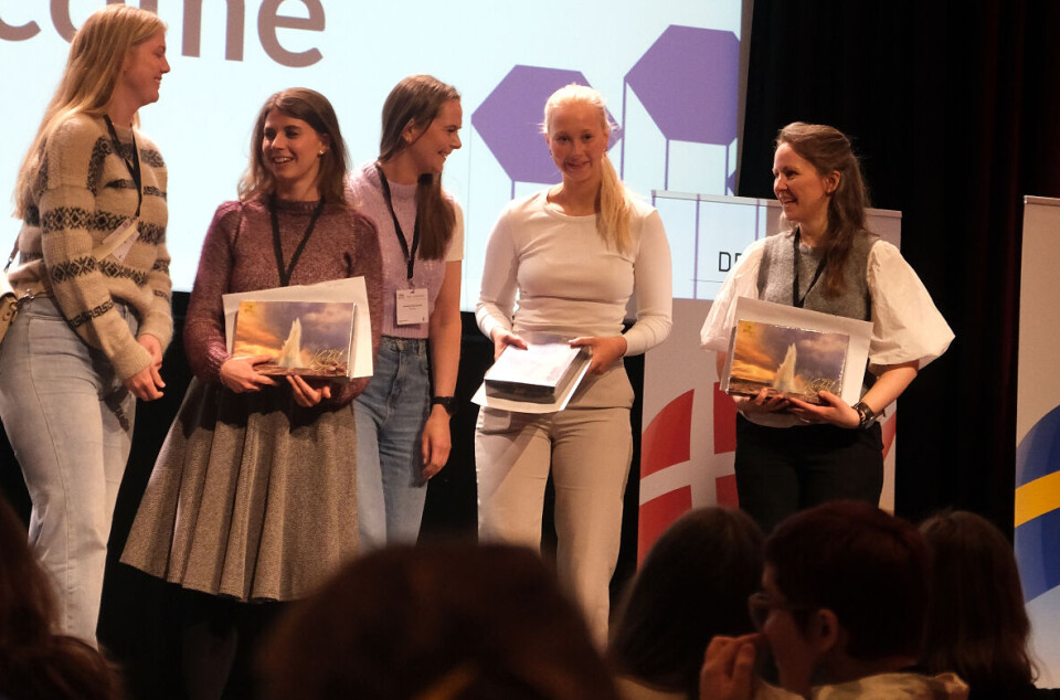 Alle posterprisvinnerne samlet på scenen under prisutdelingen på kongressens siste dag. Fra venstre: Victoria Wulff Hansen, Anna Røsholm Nilsson, Johanne Marie Nesdal, Solveig Beate Engebretsen og Hege Marie Hansen. Alle posterprisvinnerne samlet på scenen under prisutdelingen på kongressens siste dag. Fra venstre: Victoria Wulff Hansen, Anna Røsholm Nilsson, Johanne Marie Nesdal, Solveig Beate Engebretsen og Hege Marie Hansen.