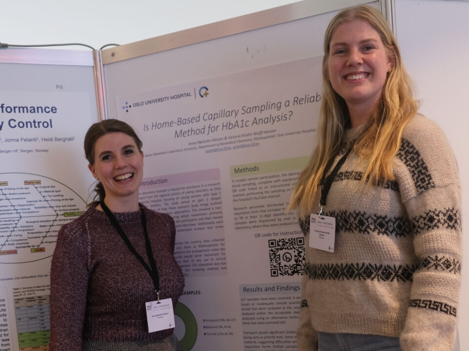 Anna Røsholm Nilsson og Victoria Wulff Hansen fra Oslo Universitetssykehus Rikshospitalet kom på tredjeplass med sin poster om hjemmebasert kapillær HbA1c-analyse.