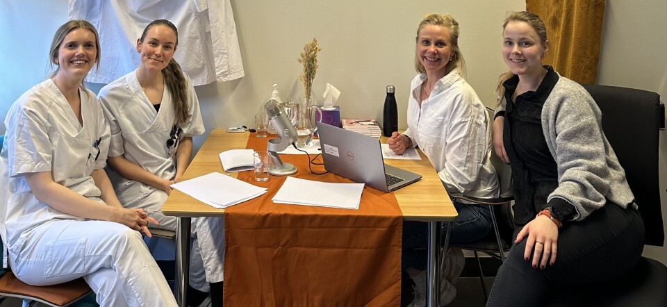 Gjester og podkastverter under innspilling av episode tre, om bruk av tvang mot barn. Fra venstre: Ingvild Eide, Gina Mehus Stornes, Kari Anne Hoset og Heidi Wattengård. Pizzaprat med en bioingeniør: Gjester og podcastverter under innspilling av episode tre, om bruk av tvang mot barn. Fra venstre: Ingvild Eide, Gina Mehus Stornes, Kari Anne Hoset og Heidi Wattengård.